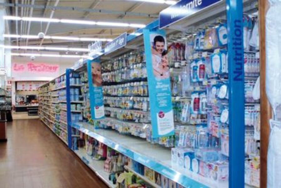 Une jeune femme dans un magasin, illustrant une rencontre du quotidien