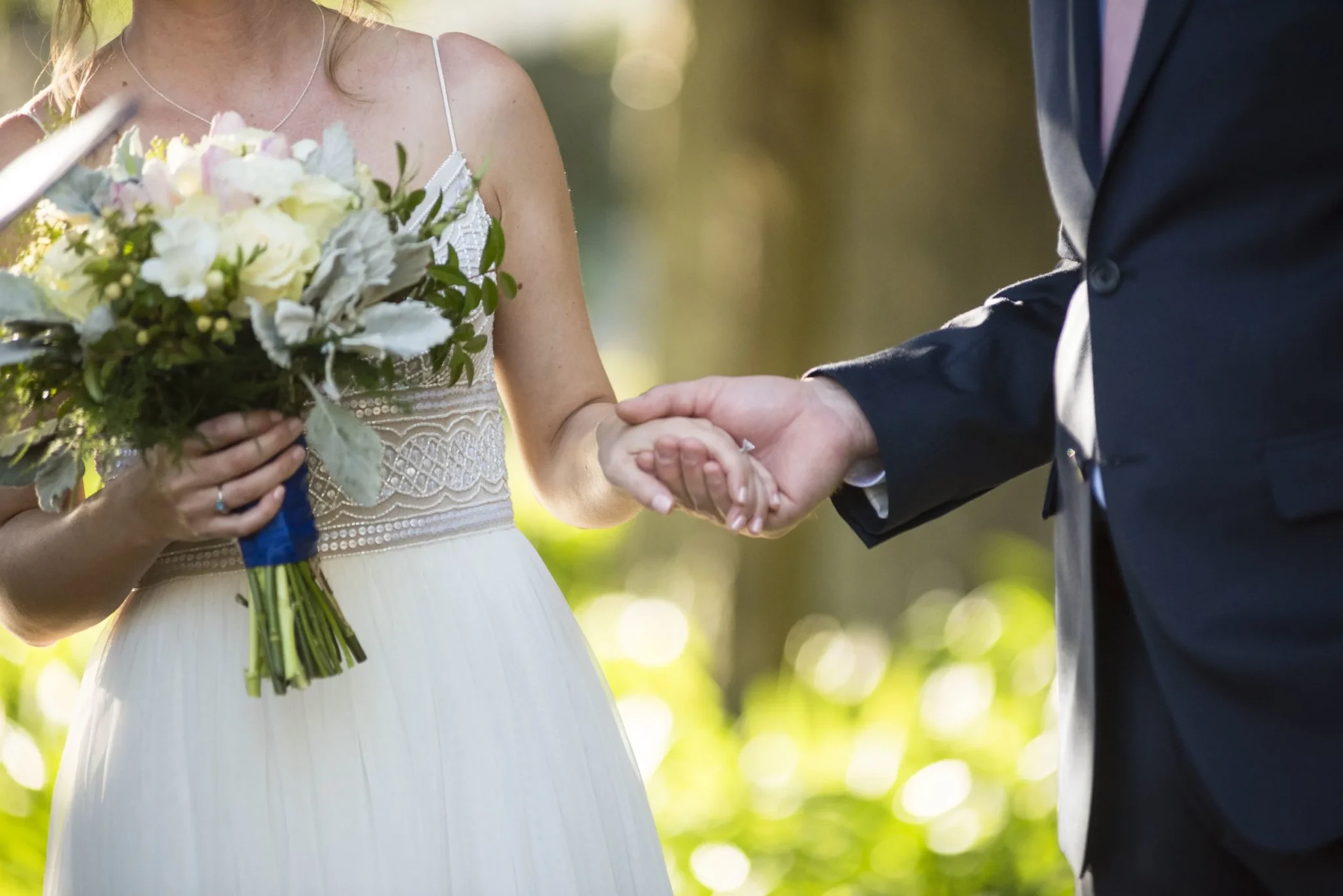 Les deux sœurs jumelles posent avec leurs époux, affichant une complicité évidente