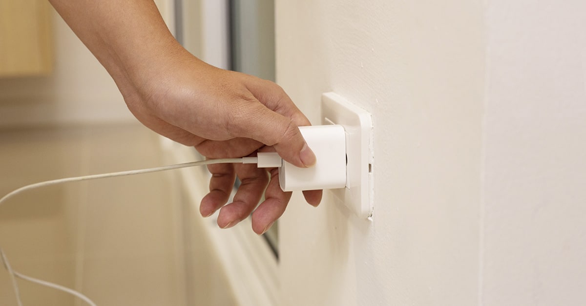 Le petit geste qui vous coûte de l’argent et nuit à la planète : pourquoi débrancher votre chargeur inutilisé ?