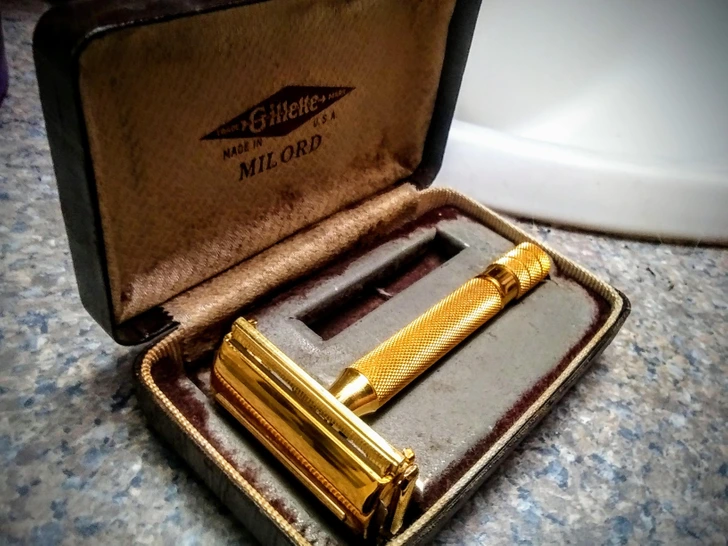 Rasoir plaqué or vintage des années 1940