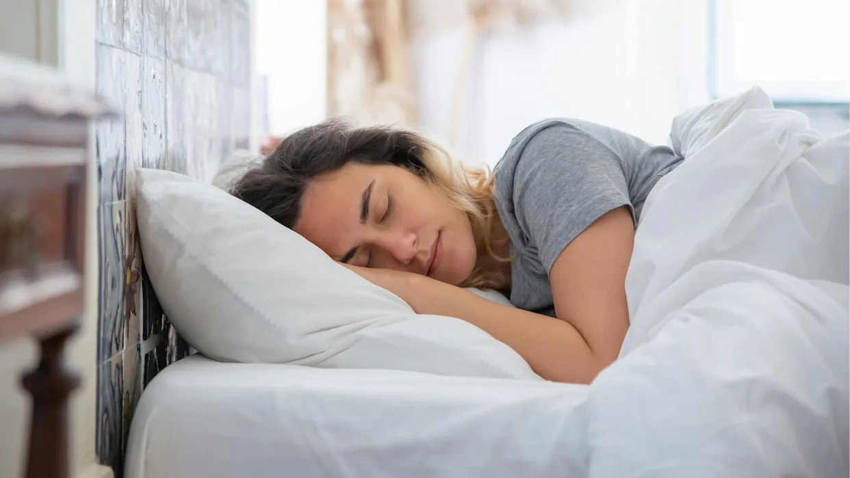 Représentation artistique d'un rythme circadien avec une horloge et des cycles