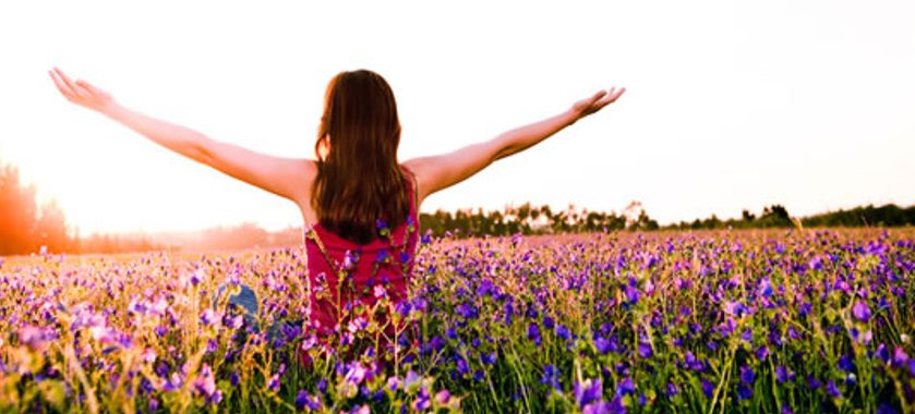 Chaise moderne dans un intérieur épuré et lumineux