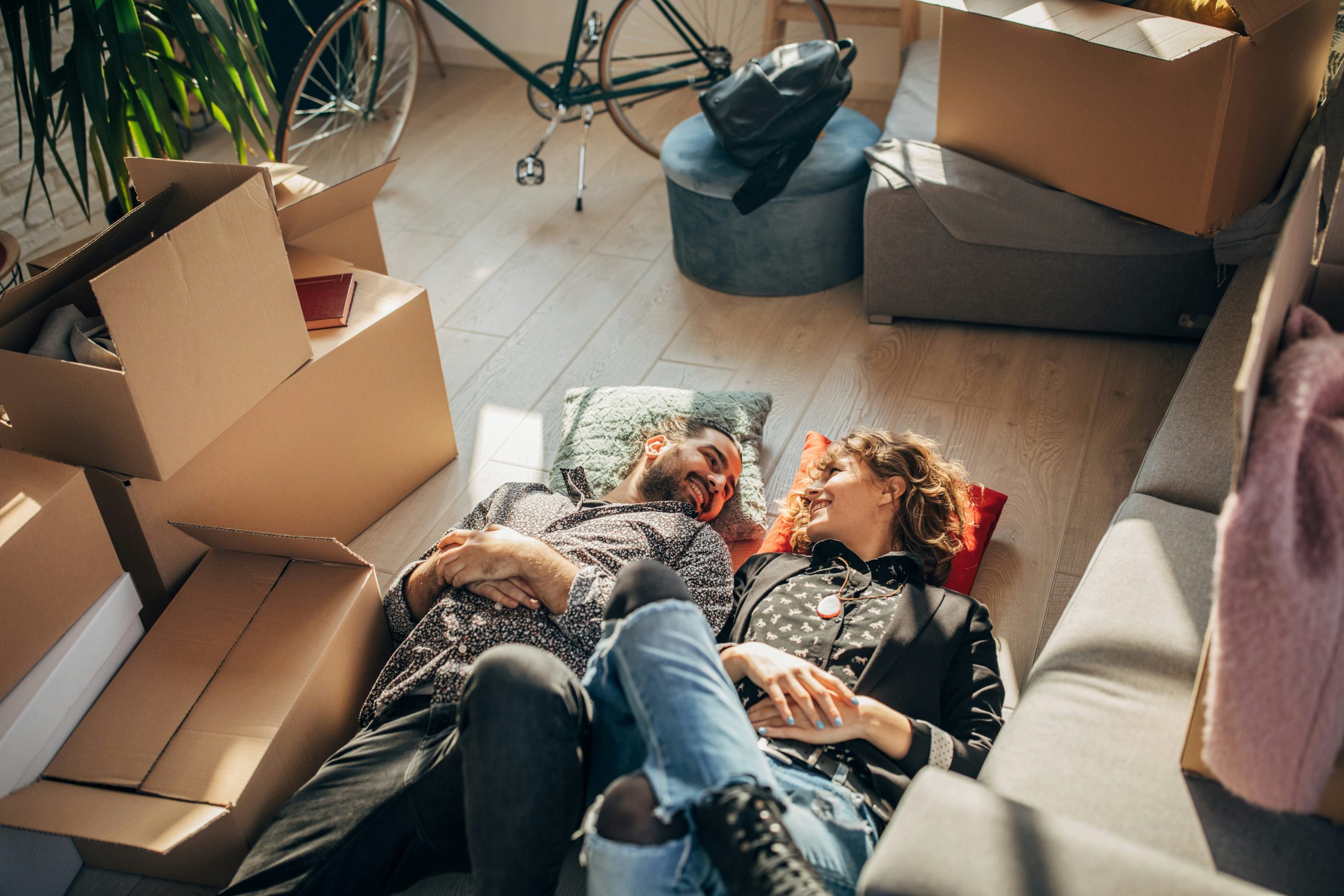 Couple discutant calmement autour d'une table, l'un semble expliquer quelque chose à l'autre