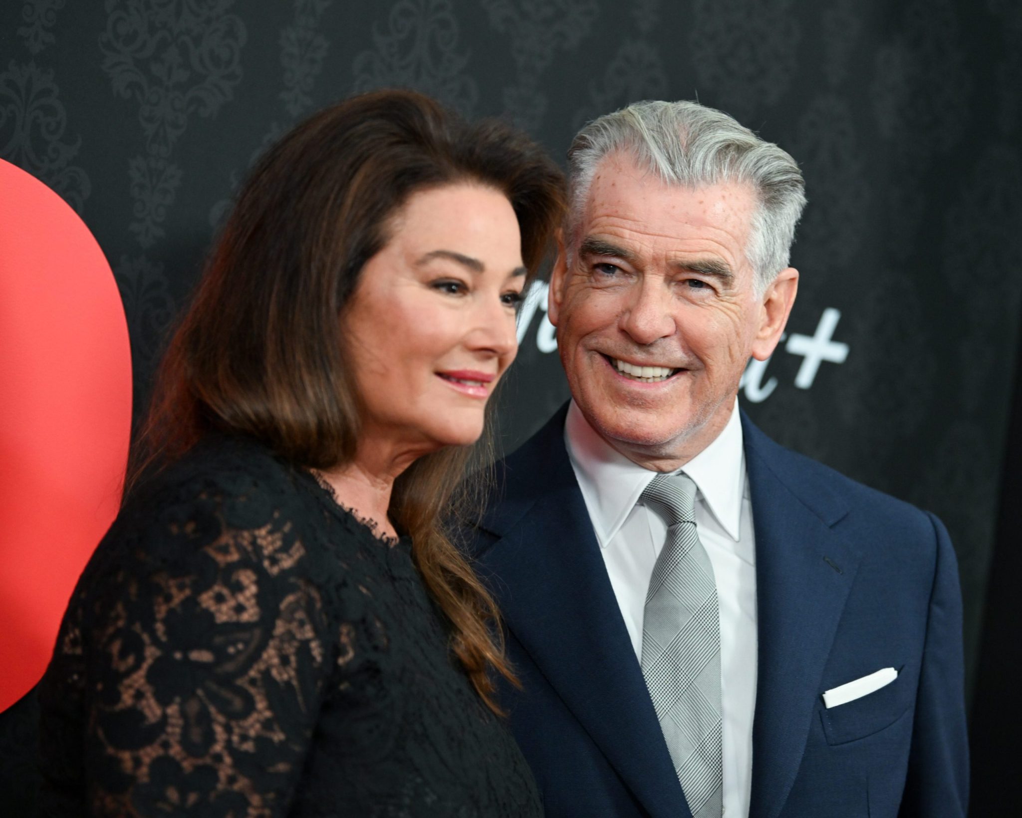 Pierce Brosnan et sa femme Keeley Shaye Smith souriants