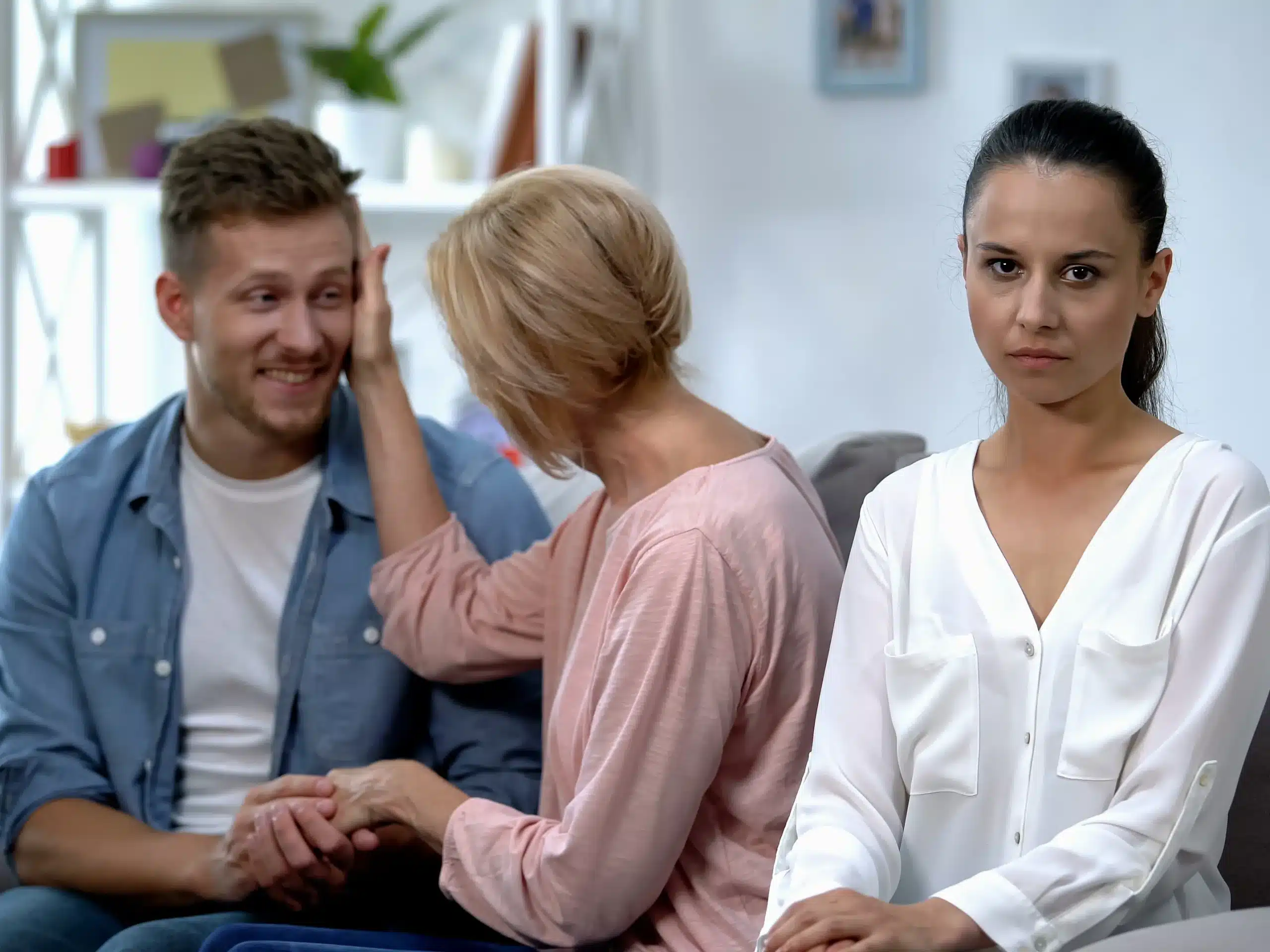 Un test ADN imposé par une belle-mère intrusive brise un couple : l’histoire d’une confiance anéantie
