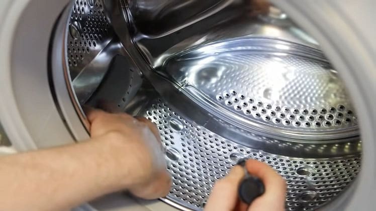 Tambour de machine à laver nettoyé à l'eau oxygénée