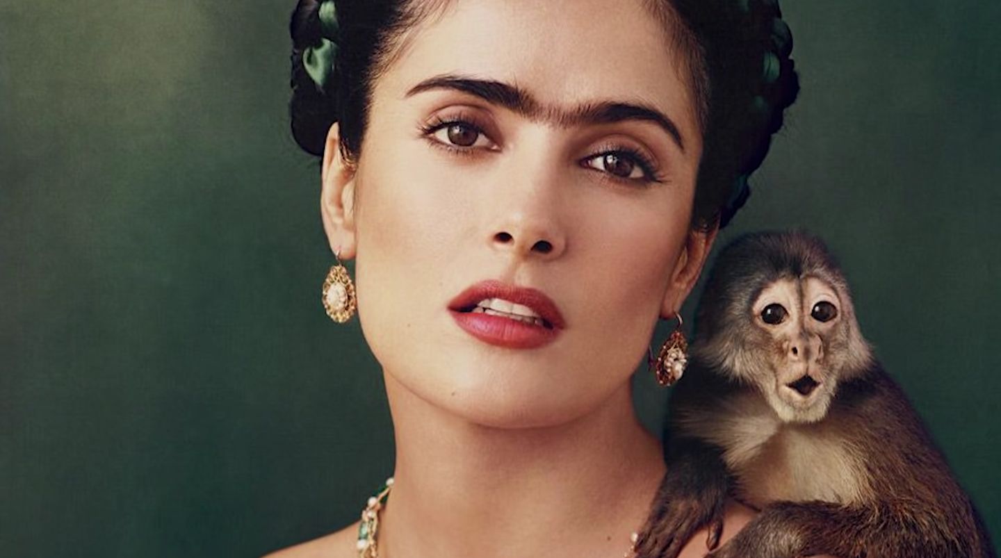 Salma Hayek, actrice, posant avec élégance et assurance