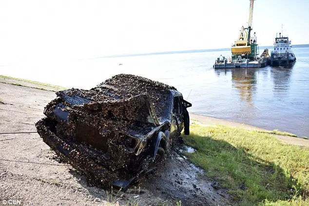 Épave de voiture repêchée de la rivière Volga