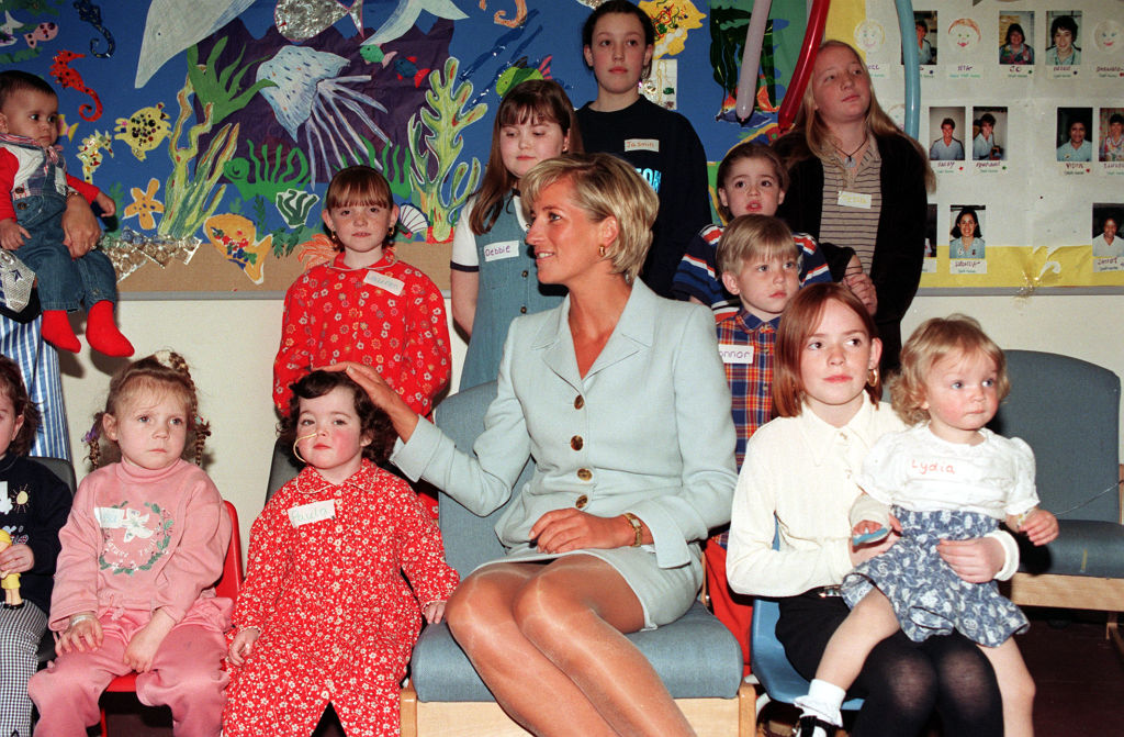 Lady Diana visitant un hôpital