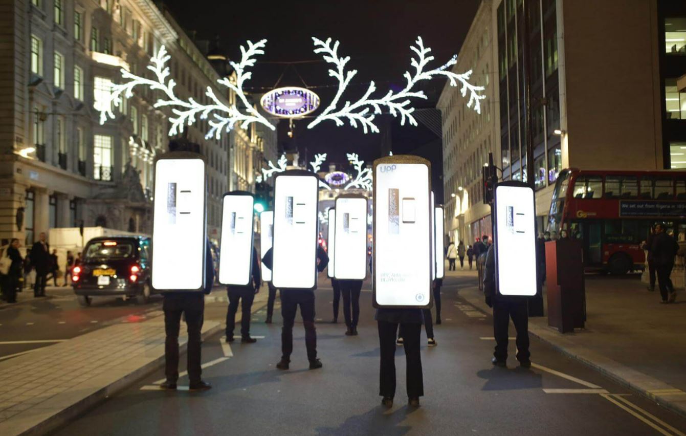 AdWalker interagissant avec le public