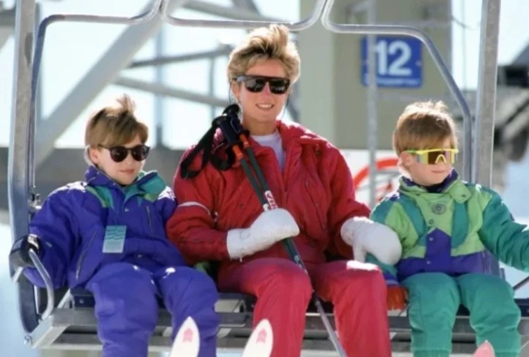 Diana, William et Harry riant ensemble sur des skis