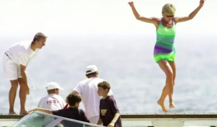 Diana sautant dans les vagues en riant aux éclats