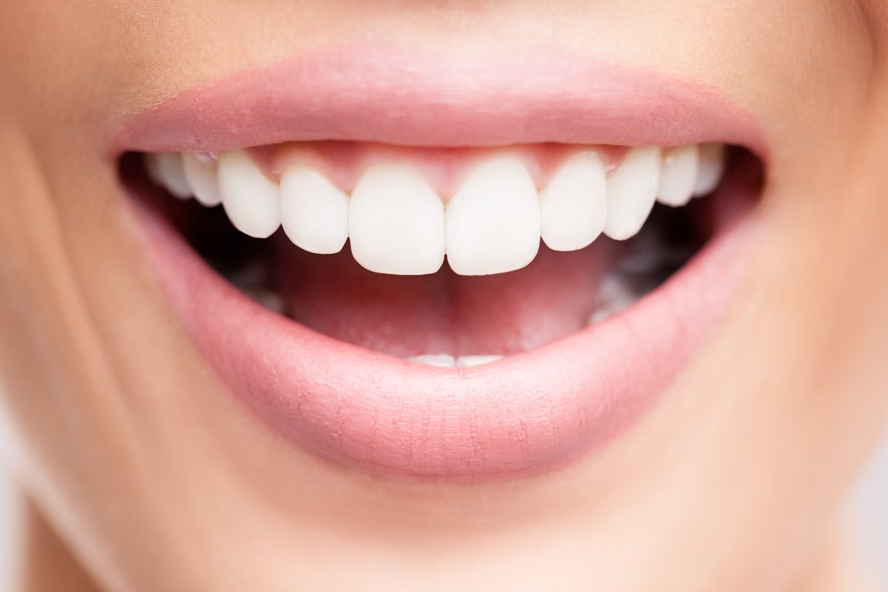Femme souriante aux dents blanches