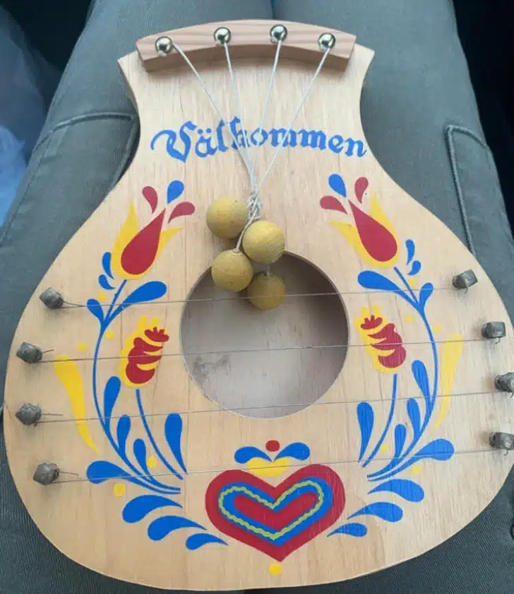 Petite harpe décorative avec cordes