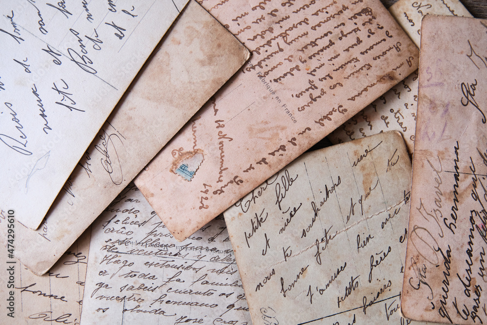 Lettres anciennes délicatement dépliées
