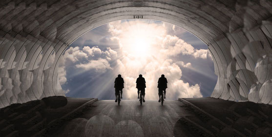 Illustration représentant une silhouette face à une lumière diffuse, évoquant la réflexion et le mystère