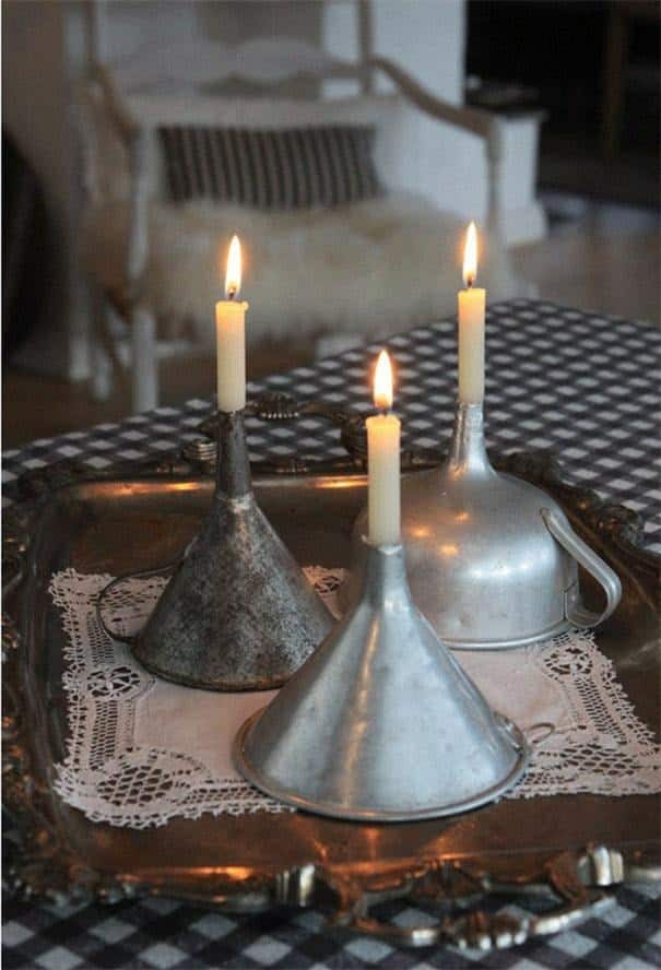 Entonnoirs renversés servant de bougeoirs avec bougies