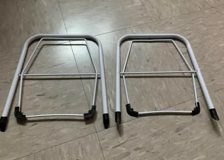 Petits éléments métalliques articulés