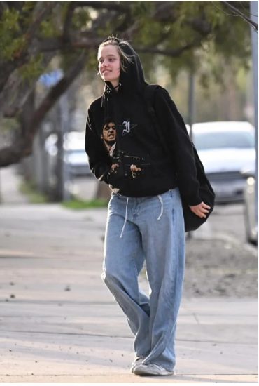 Portrait de Shiloh Jolie-Pitt, regard sérieux et déterminé