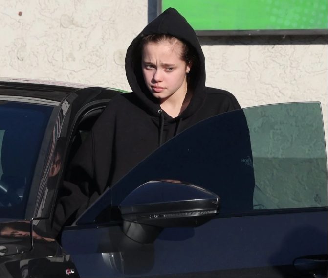 Shiloh Jolie-Pitt marchant avec assurance, en tenue décontractée