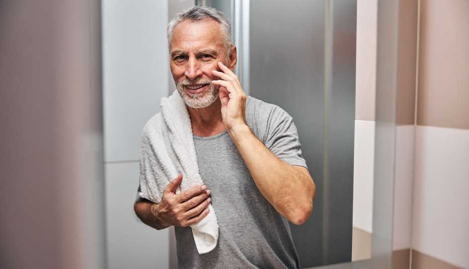 Séduction après 50 ans : 15 attitudes masculines qui refroidissent les femmes