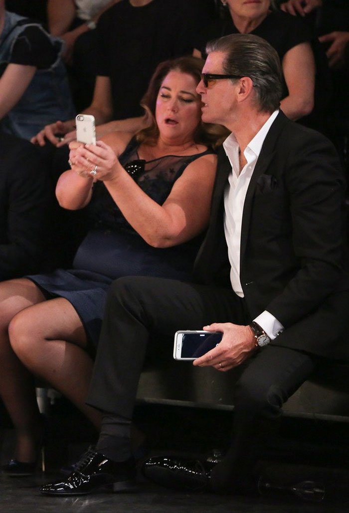 Le couple Brosnan partageant un moment de rire et de tendresse