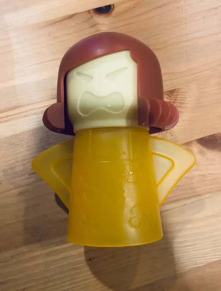 Figurine plastique aux traits expressifs