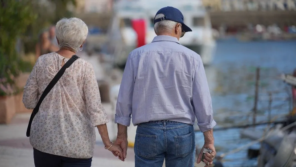 Deux personnes marchant côte à côte sur un chemin, illustrant un partenariat libre et choisi