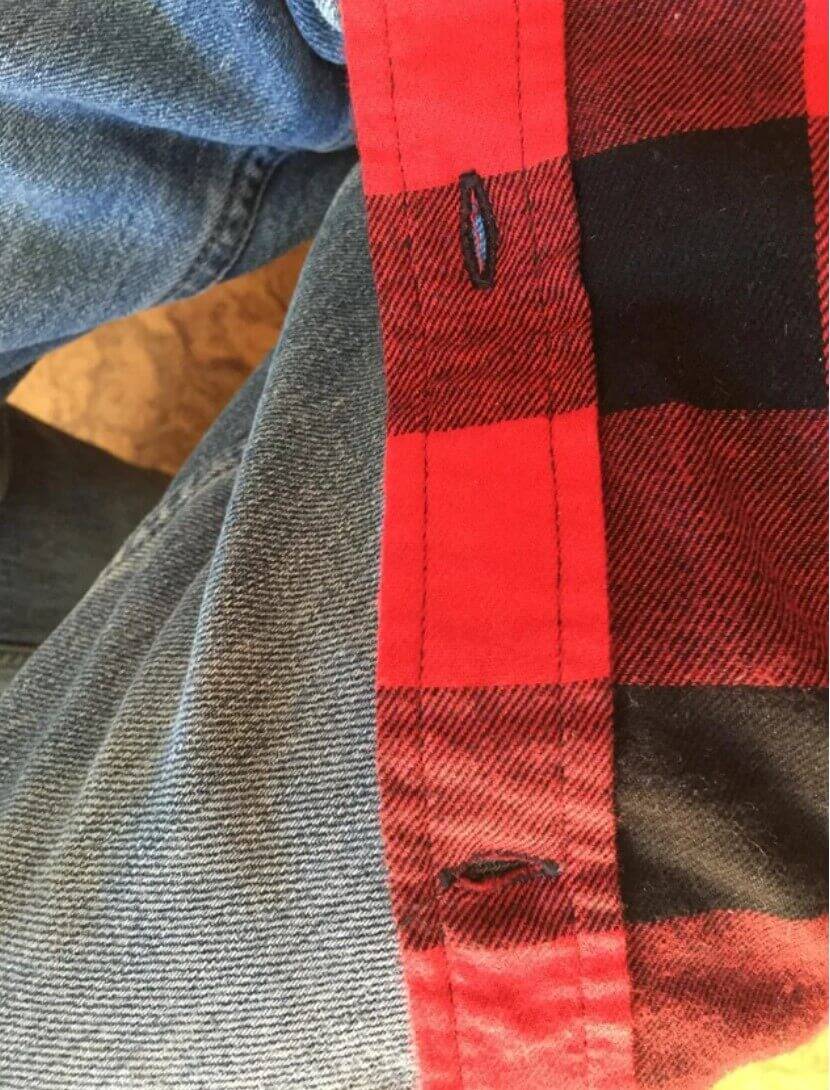 Bouton de chemise cousu horizontalement sur le tissu