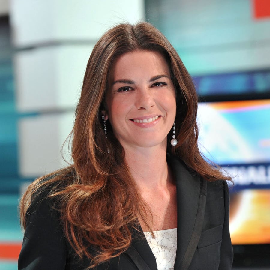 Mésaventure télévisée : la robe trop transparente d’une journaliste italienne derrière un bureau en verre affole la toile