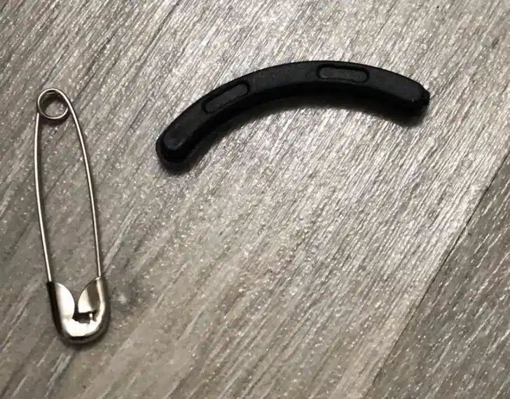 Forme noire souple en demi-lune