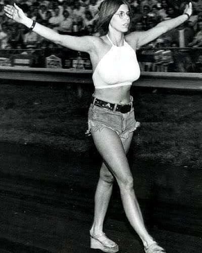 L’incroyable histoire de Jungle Pam Hardy, la muse inattendue qui a révolutionné le monde des dragsters