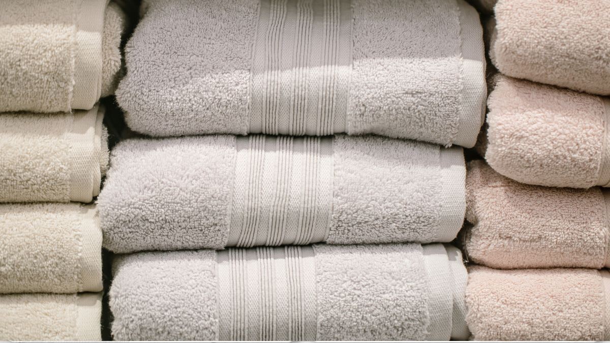 Serviettes de bain pliées, prêtes à être transformées