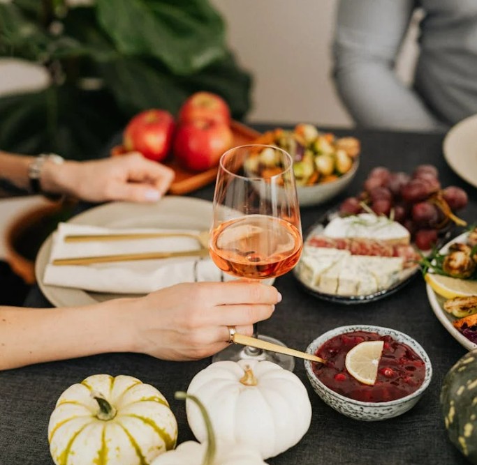 Personne goûtant un aliment avec une expression de dégustation
