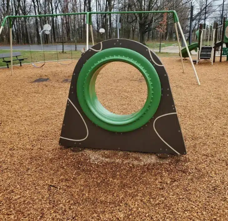 Structure verte tournante sur un terrain de jeu