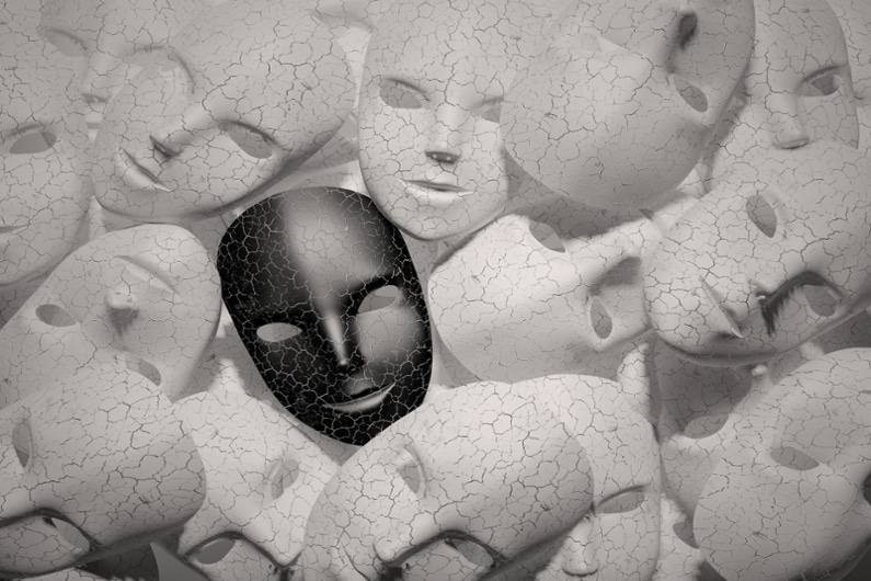 Les trois signes qui trahissent un manipulateur narcissique avant qu’il ne soit trop tard