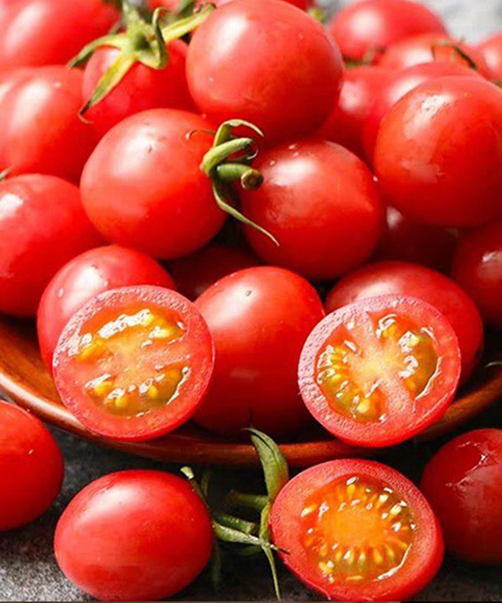 Personne choisissant des tomates sur un marché