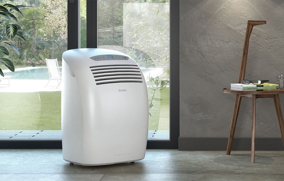 Climatiseur mobile dans un salon moderne