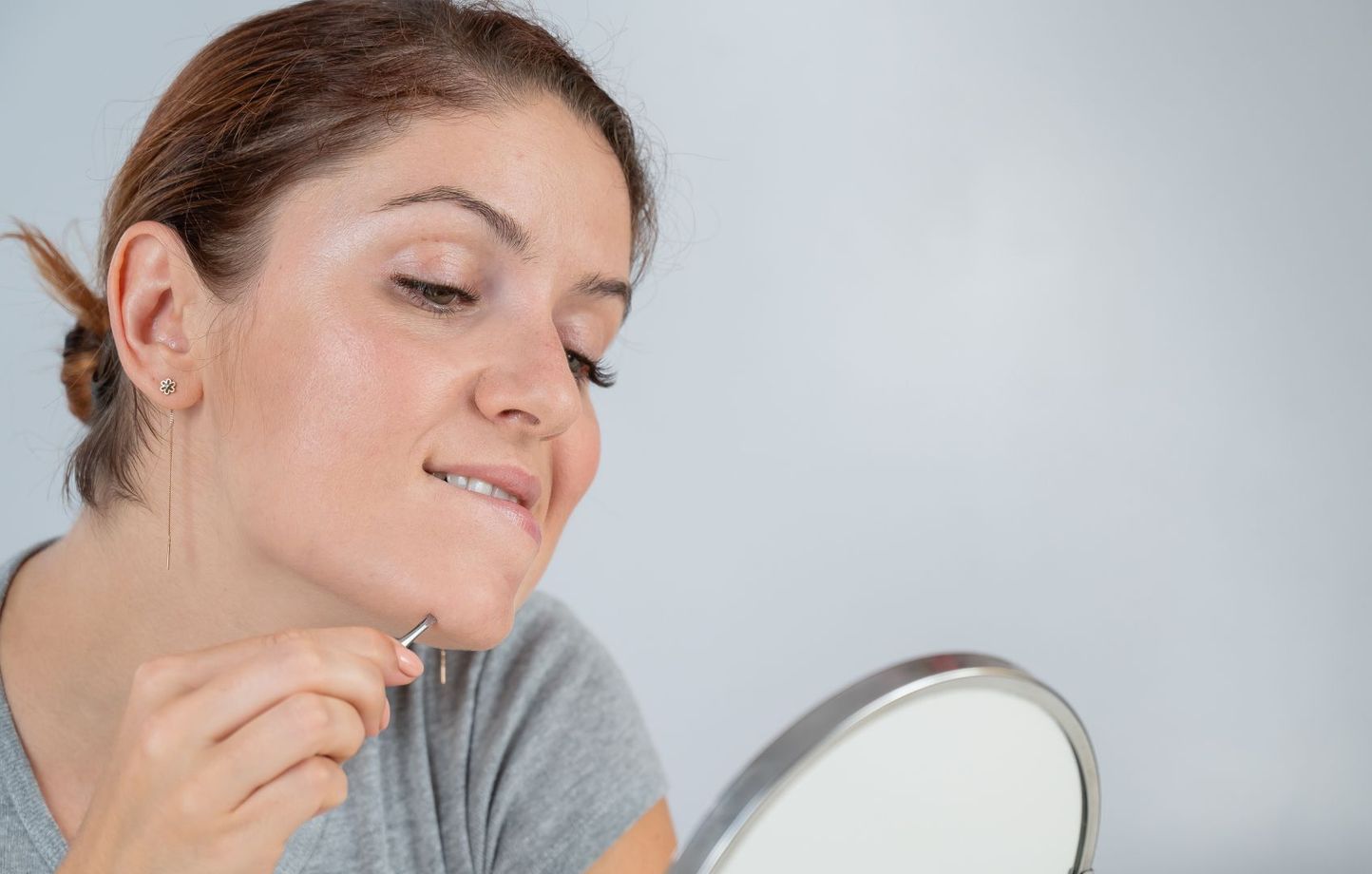 Menton qui se couvre de poils après 50 ans : le verdict d’une dermatologue sur la solution la plus efficace