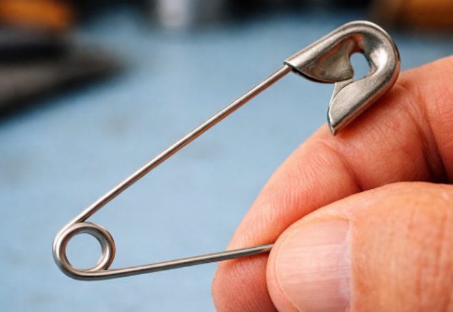 Épingle de sûreté ouverte sur un tissu