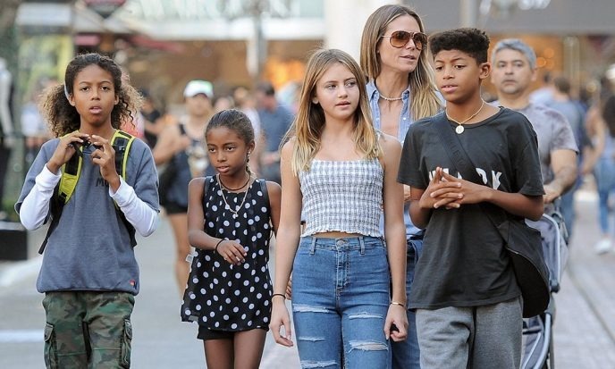 Heidi Klum partageant un moment complice avec l'un de ses enfants.