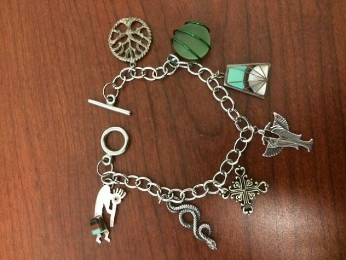Bracelet breloques fait avec des boucles d'oreilles dépareillées