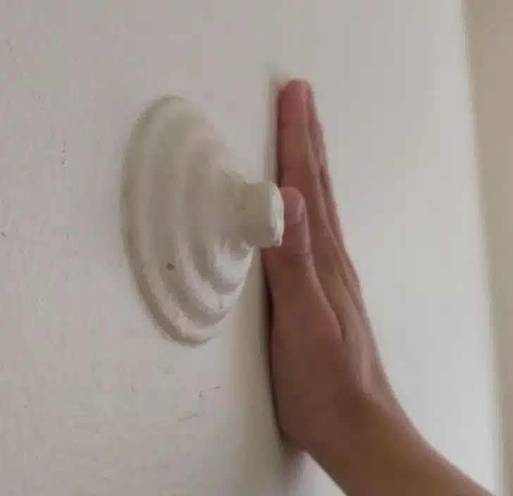 Conduit métallique ancien dans un mur