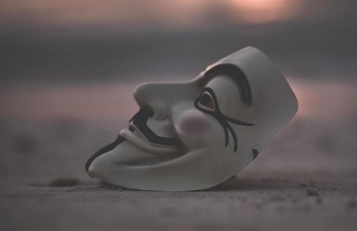 Illustration stylisée représentant plusieurs signes du zodiaque autour d'une personne, évoquant l'intuition et la perception