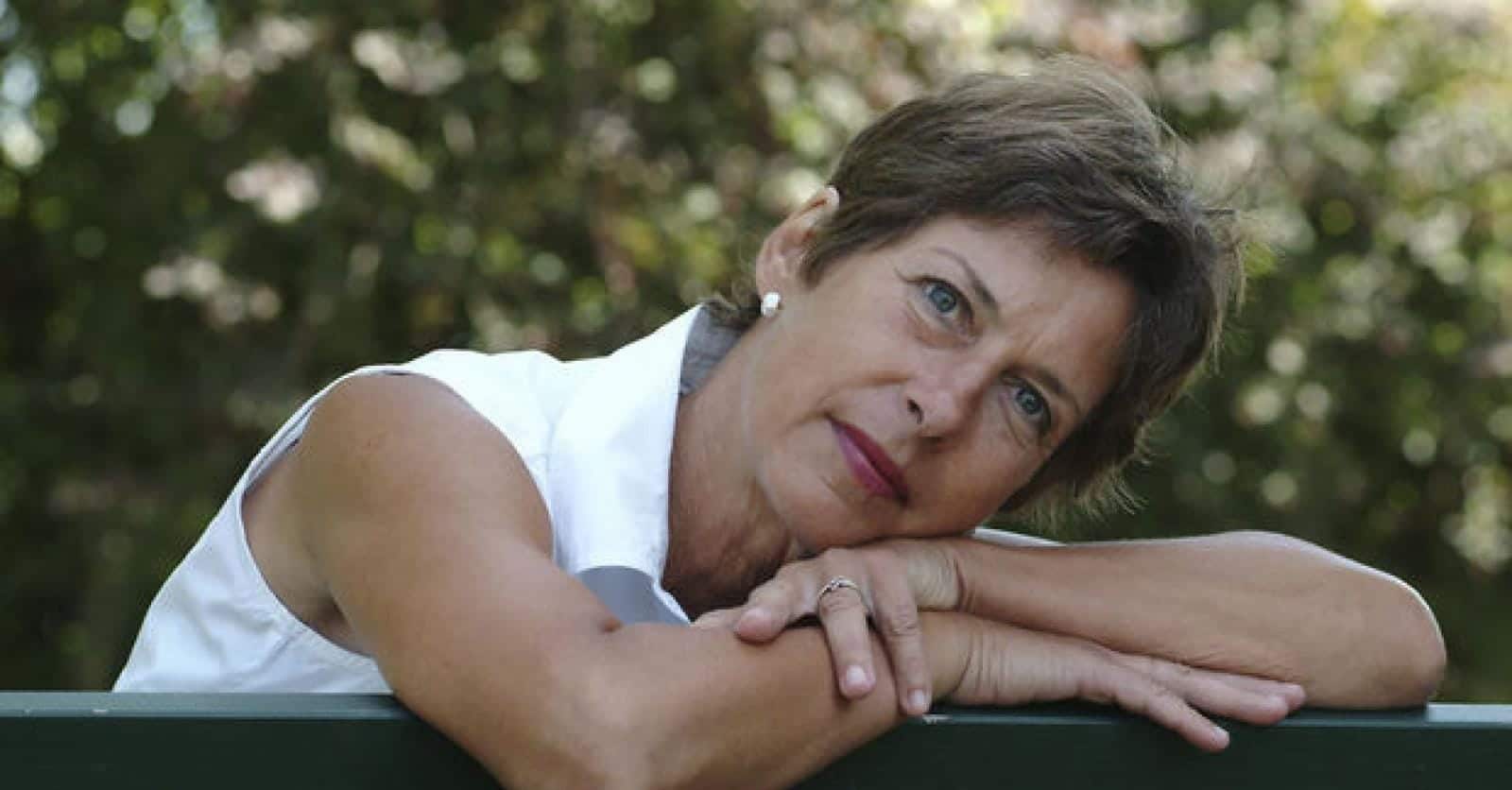 Couple mature partageant un moment de complicité et de tendresse