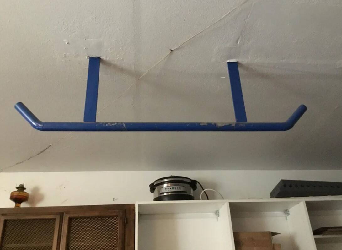 Barre métallique bleue suspendue au plafond