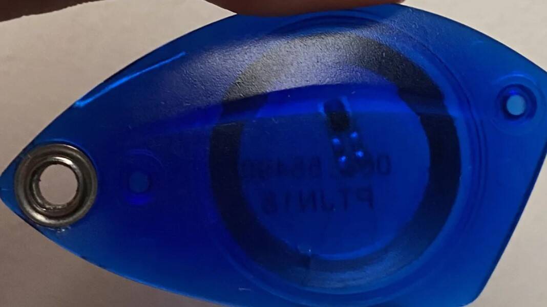 Porte-clés bleu avec une puce NFC ou RFID