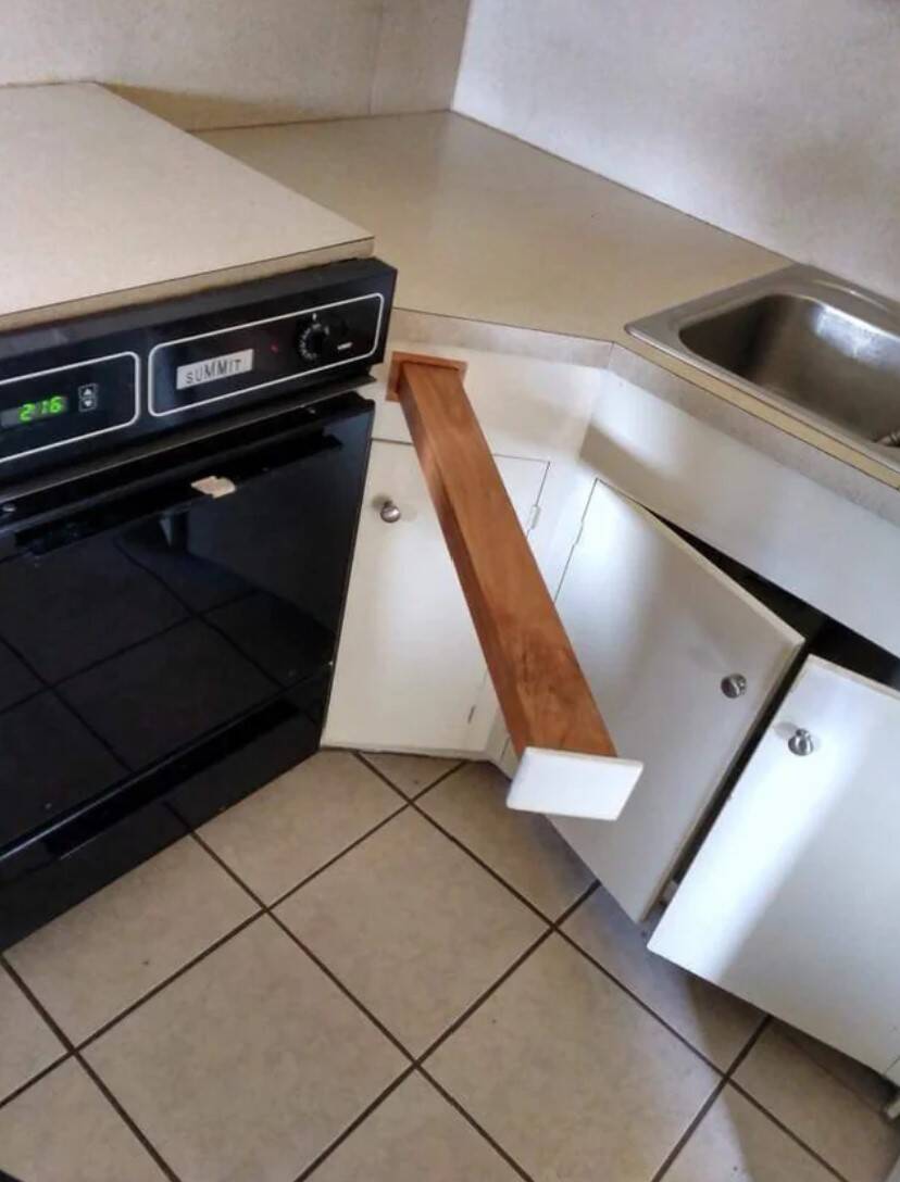 Planche en bois qui coulisse hors d'un plan de travail de cuisine