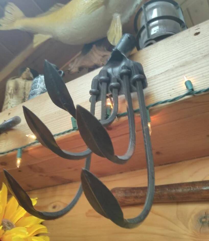 Outil en fer forgé avec des découpes en forme de feuilles