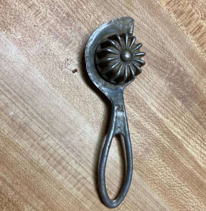 Outil avec une roue pour décorer les bords de tarte